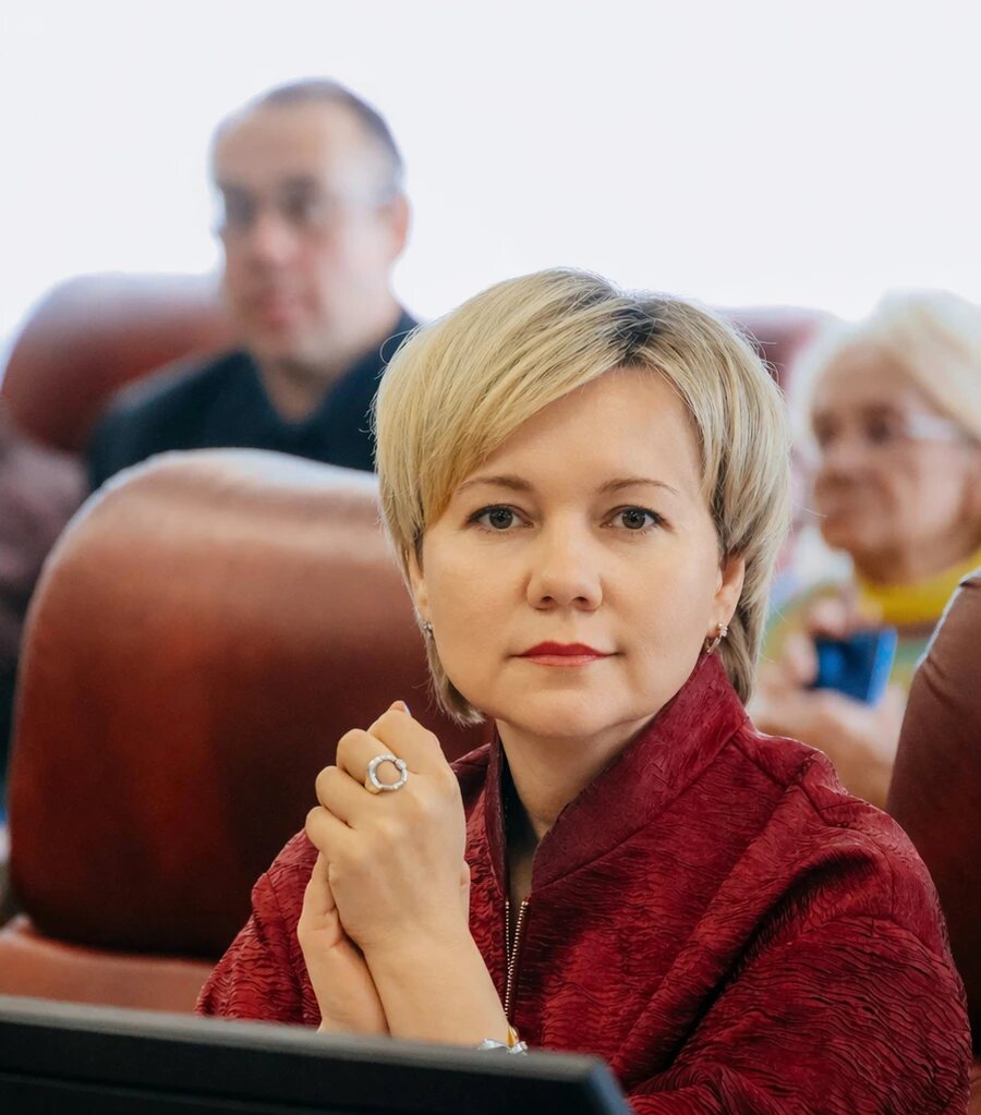 Наталья Жирнова на деловой встрече